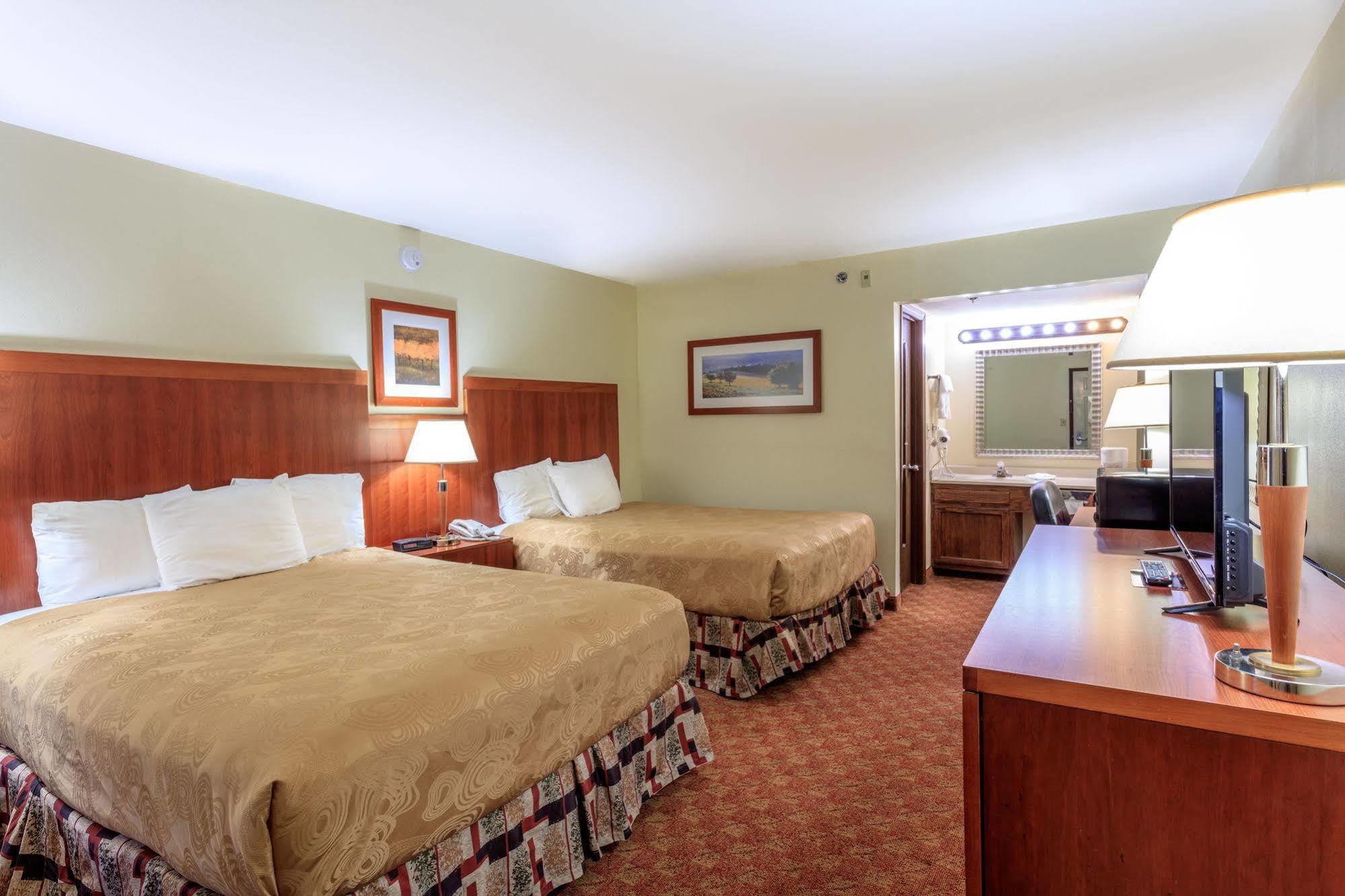 Angel Inn - By The Strip Branson Extérieur photo
