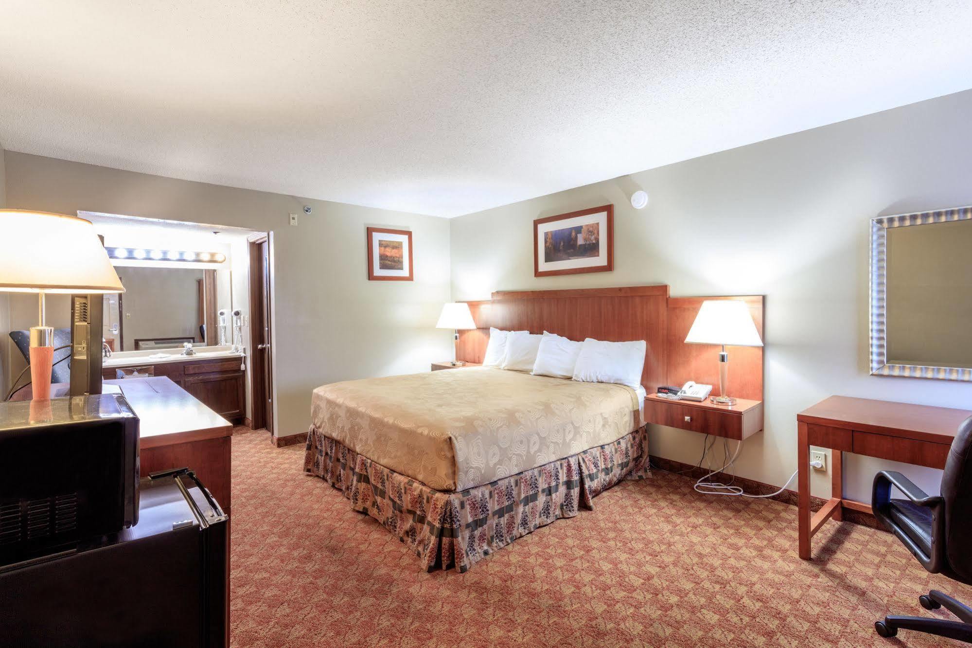 Angel Inn - By The Strip Branson Extérieur photo