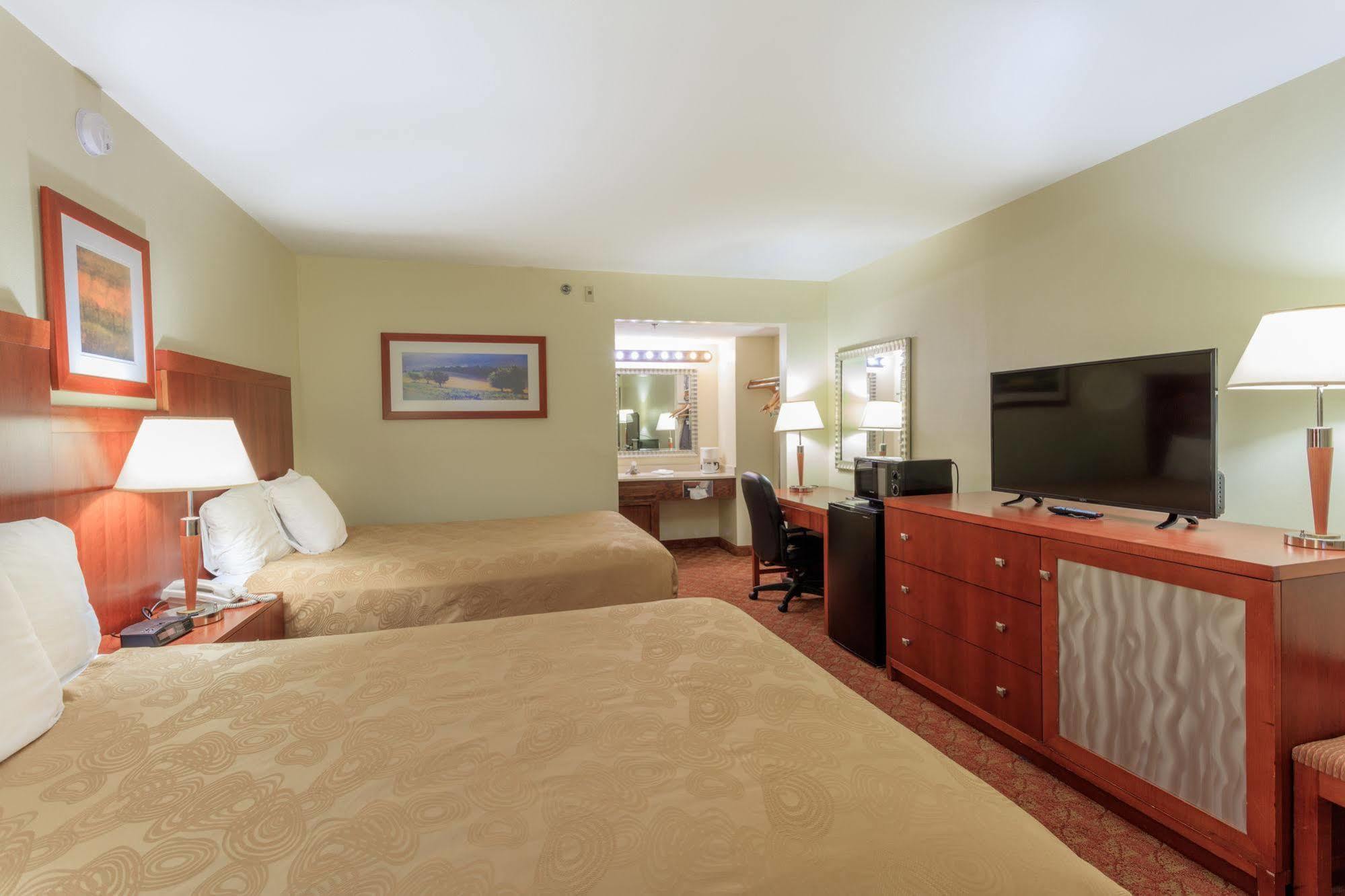 Angel Inn - By The Strip Branson Extérieur photo