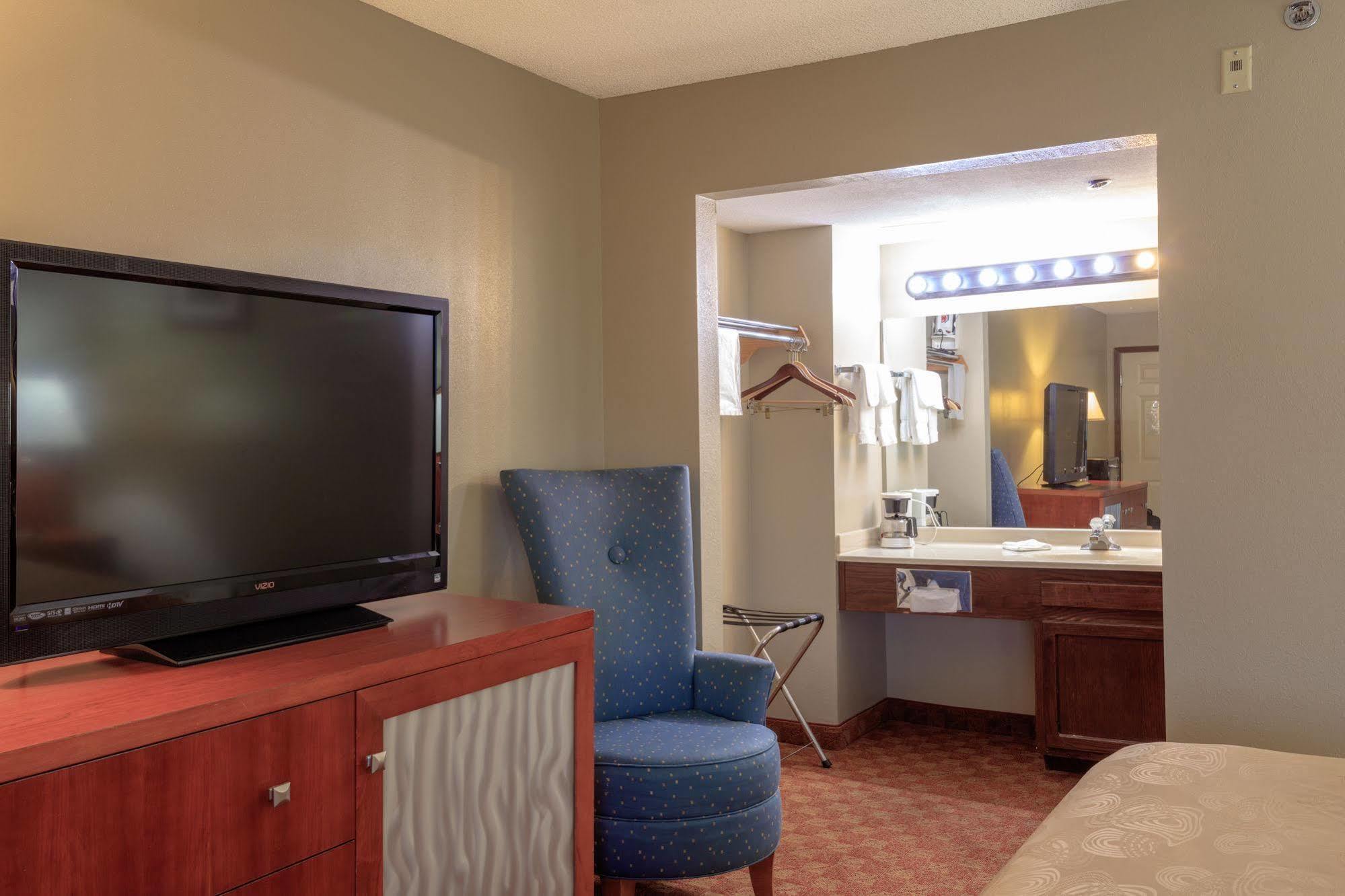 Angel Inn - By The Strip Branson Extérieur photo