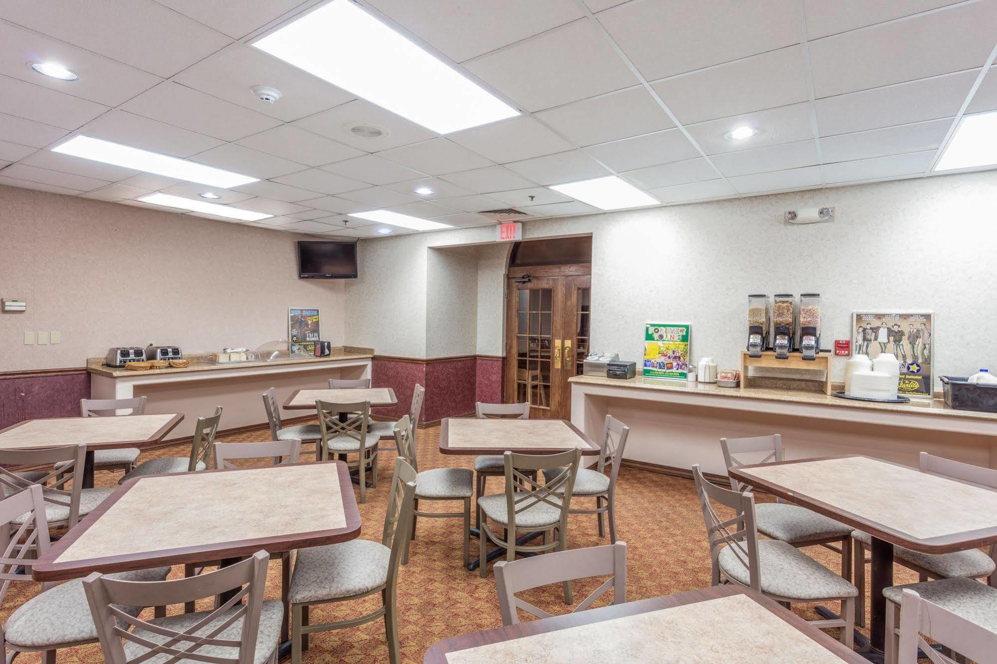 Angel Inn - By The Strip Branson Extérieur photo