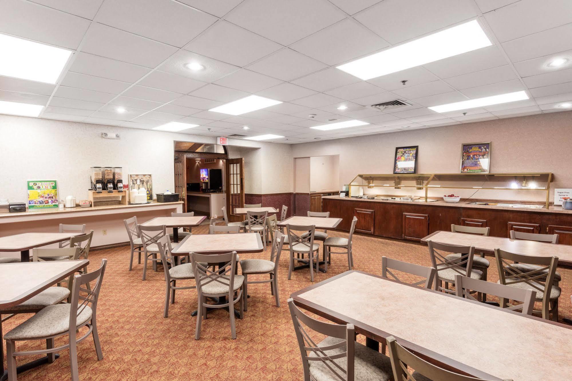Angel Inn - By The Strip Branson Extérieur photo
