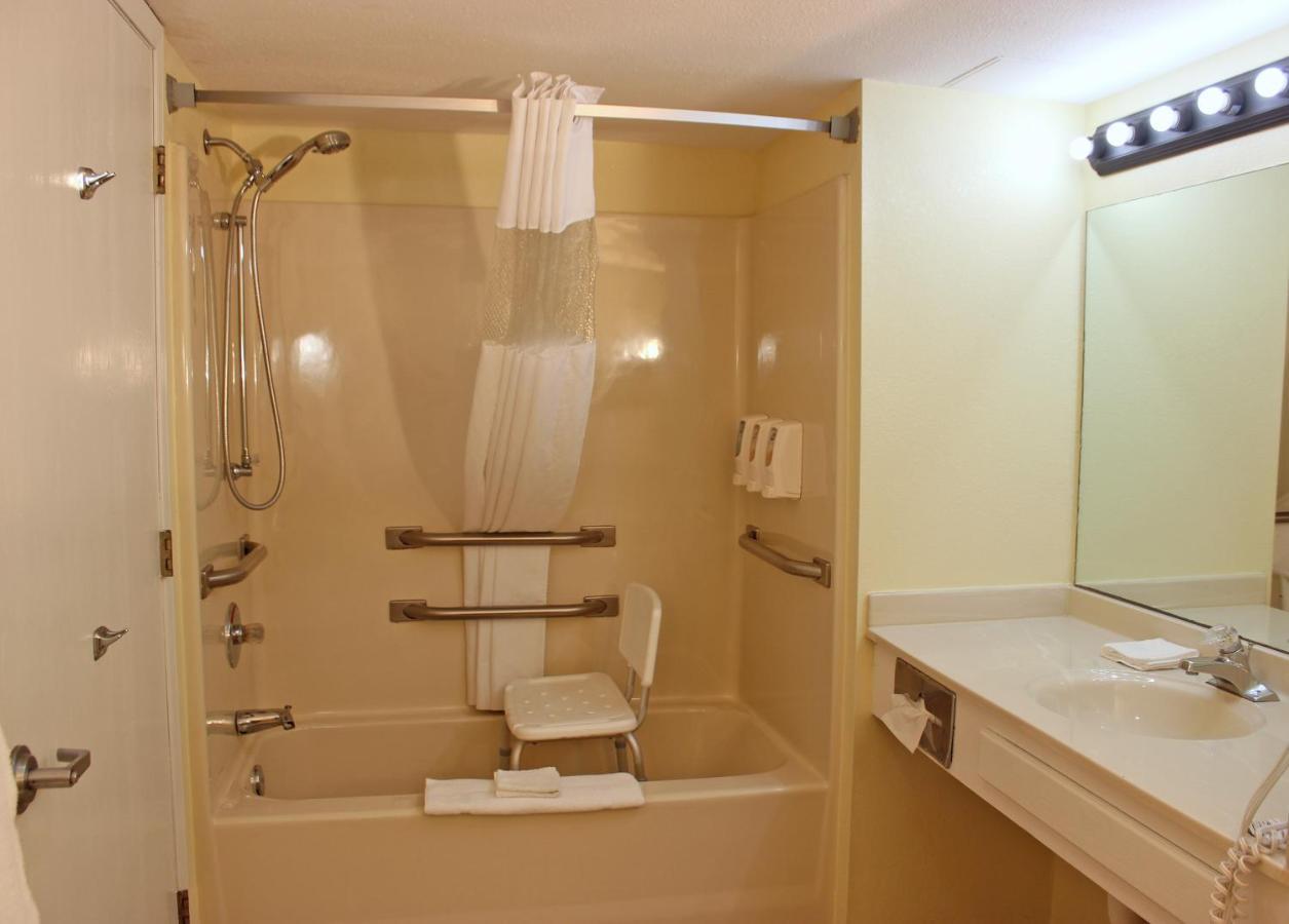 Angel Inn - By The Strip Branson Extérieur photo