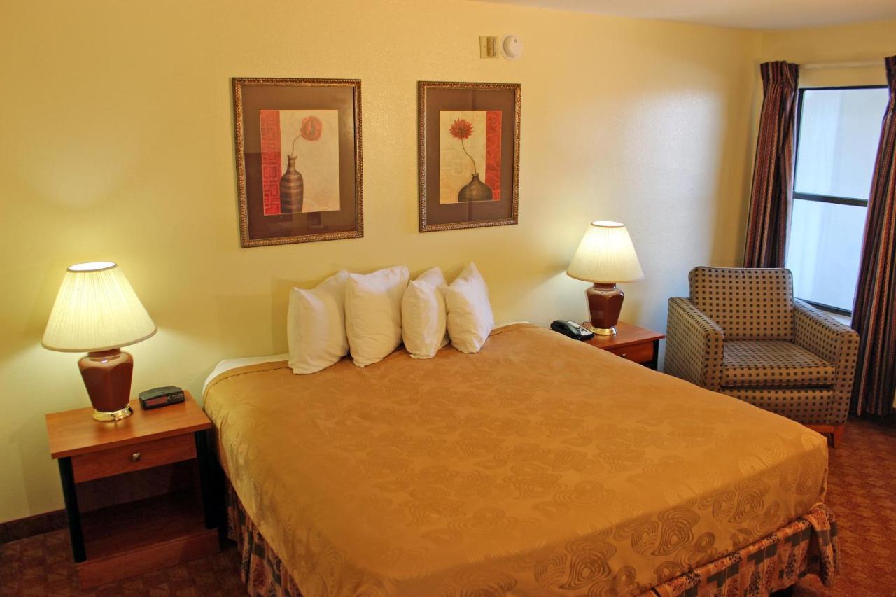 Angel Inn - By The Strip Branson Extérieur photo