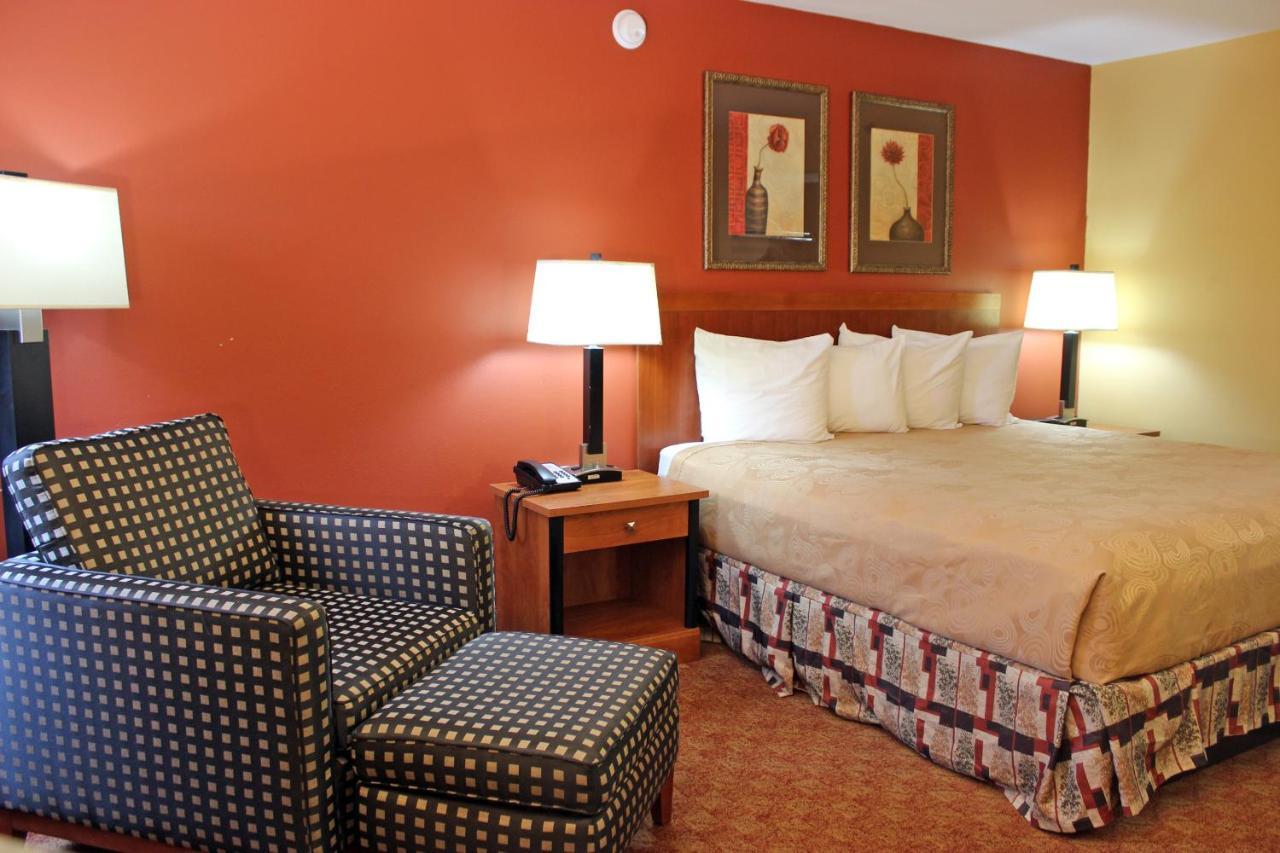 Angel Inn - By The Strip Branson Extérieur photo