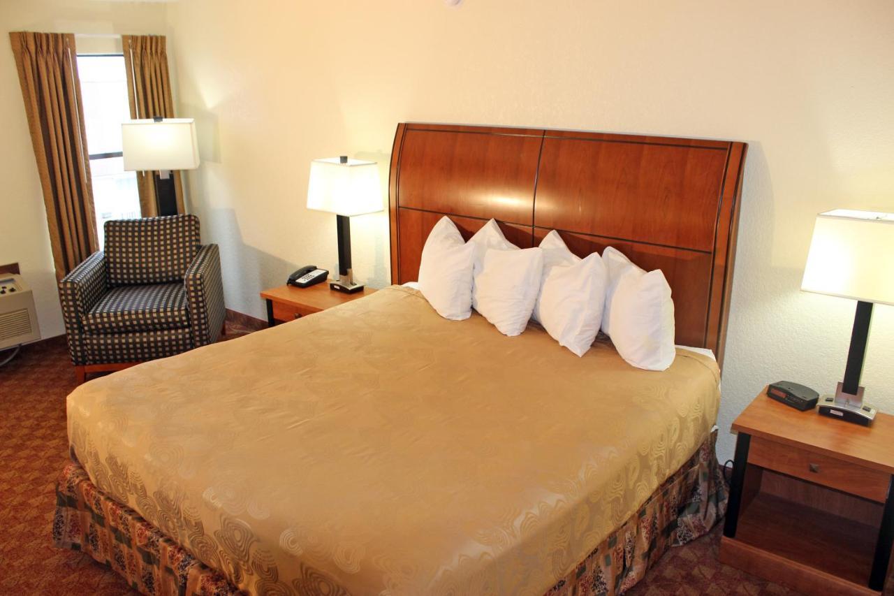 Angel Inn - By The Strip Branson Extérieur photo