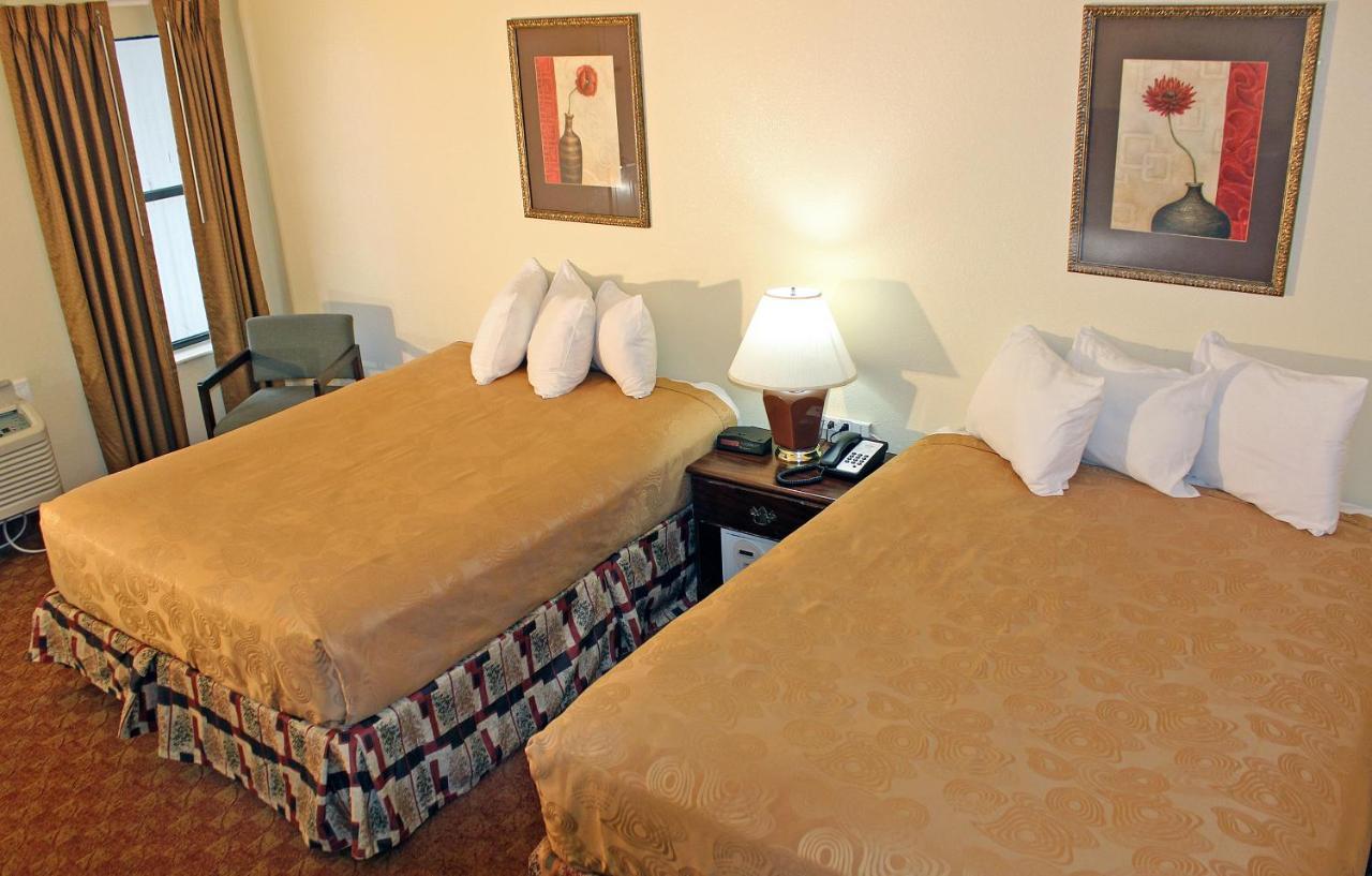 Angel Inn - By The Strip Branson Extérieur photo