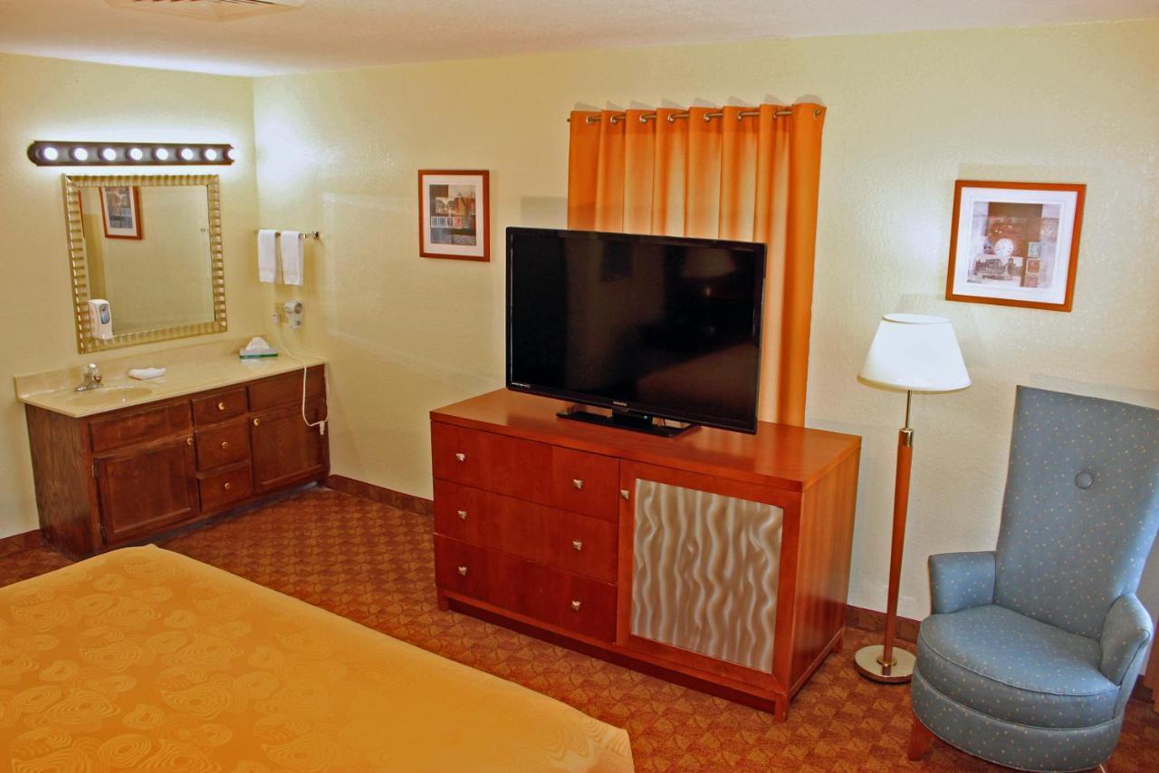 Angel Inn - By The Strip Branson Extérieur photo
