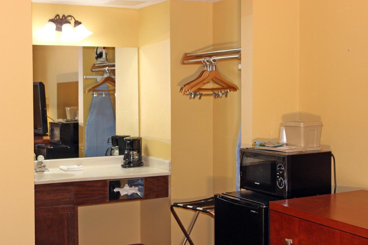 Angel Inn - By The Strip Branson Extérieur photo