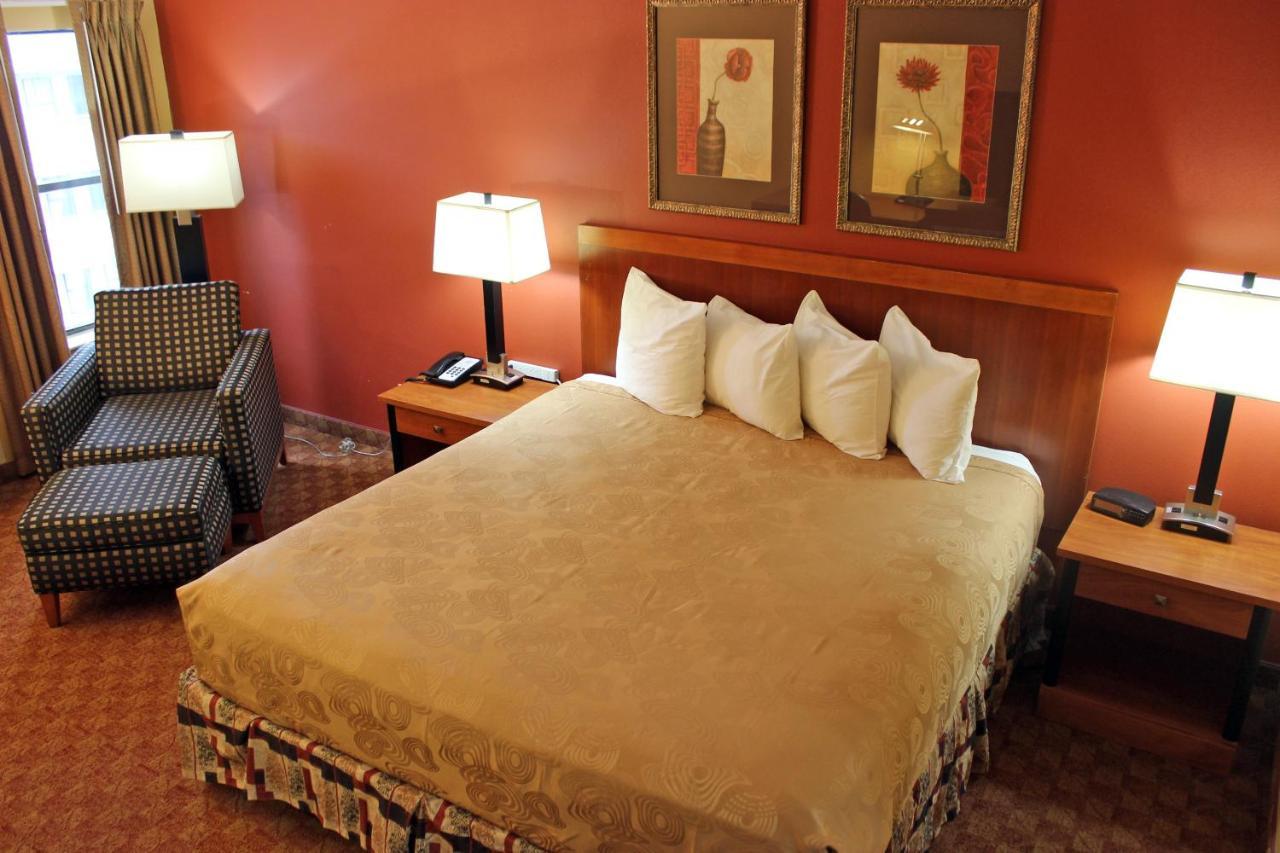 Angel Inn - By The Strip Branson Extérieur photo