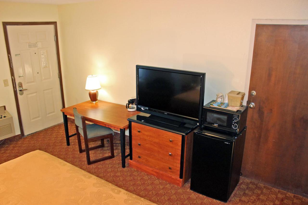 Angel Inn - By The Strip Branson Extérieur photo