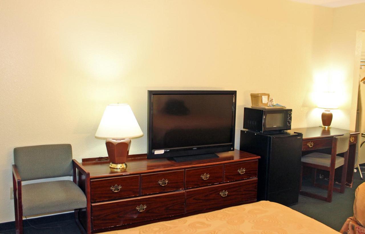 Angel Inn - By The Strip Branson Extérieur photo