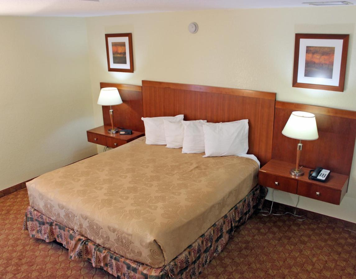Angel Inn - By The Strip Branson Extérieur photo