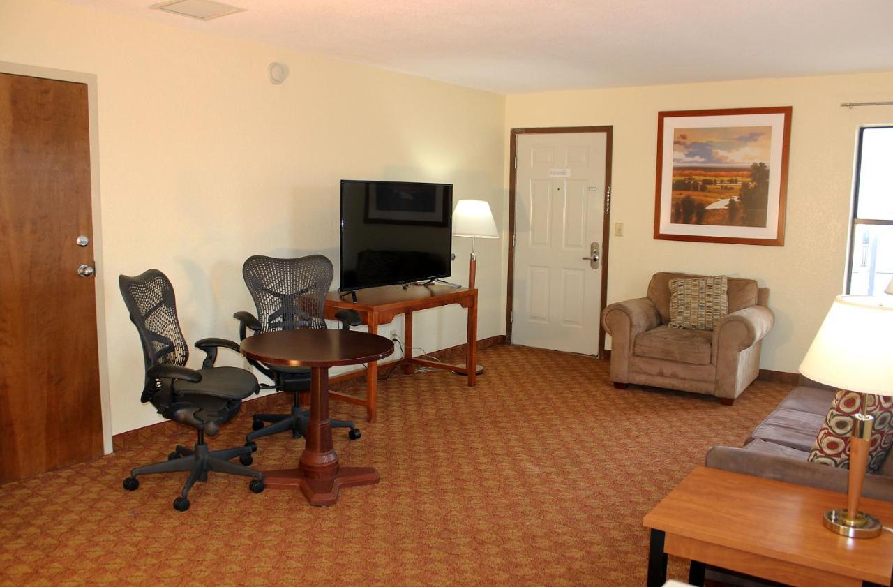 Angel Inn - By The Strip Branson Extérieur photo