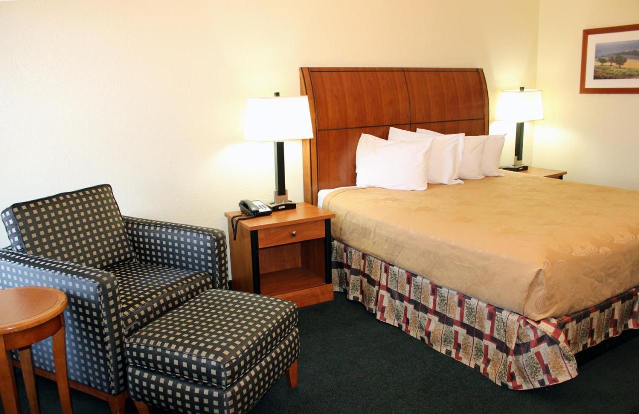 Angel Inn - By The Strip Branson Extérieur photo