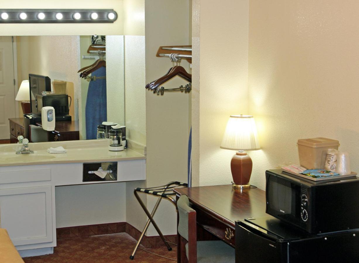 Angel Inn - By The Strip Branson Extérieur photo