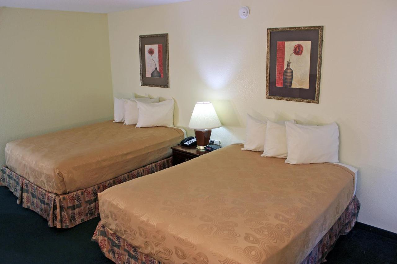 Angel Inn - By The Strip Branson Extérieur photo