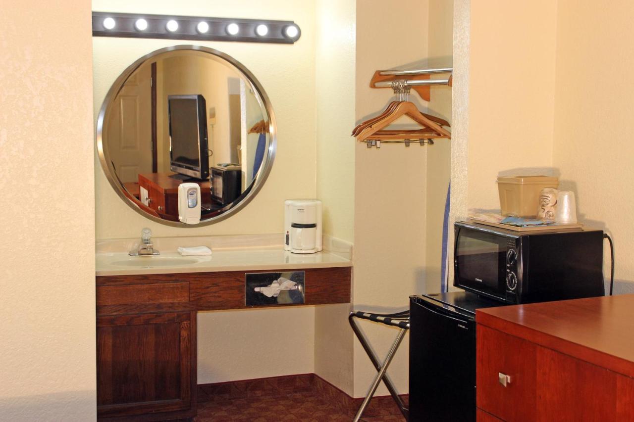 Angel Inn - By The Strip Branson Extérieur photo